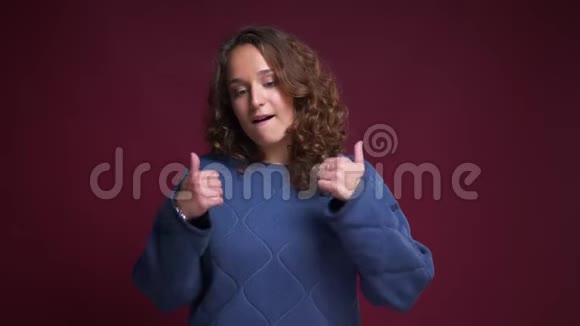 年轻貌美的白种人女性微笑着竖起大拇指看着镜头视频的预览图