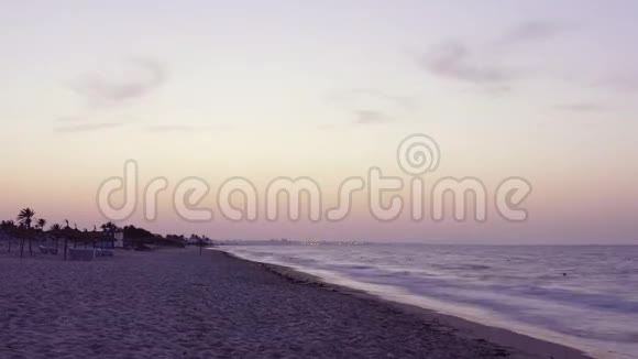 海和沙滩的傍晚日落傍晚日落时海时间视频的预览图