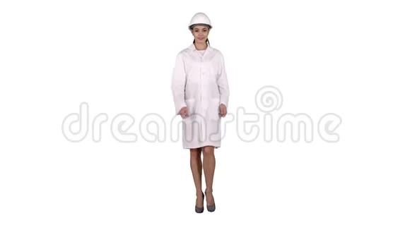 成熟的女工程师戴着安全帽用手指着产品或文字走在白色的背景上视频的预览图