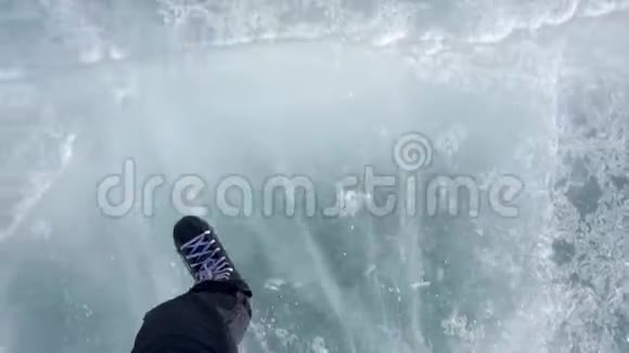 骑着溜冰鞋在结冰的湖面上滑冰视频的预览图