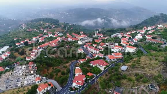 云下群山中的葡萄牙村庄视频的预览图