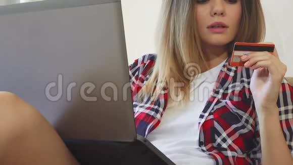 女孩用信用卡付款视频的预览图