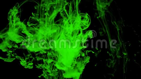 绿色液体在黑色上旋转视频的预览图