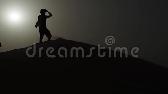 一个人在沙丘上的剪影沙漠视频的预览图