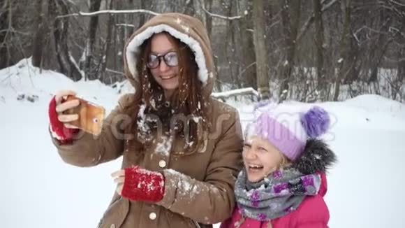 笑着妹妹们在下雪的冬日自拍视频的预览图
