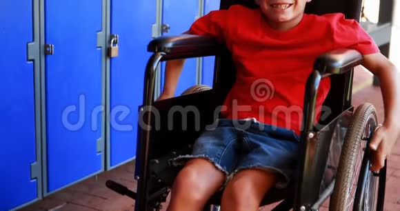 残疾学童坐轮椅的肖像4k视频的预览图
