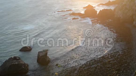 Nugget点太平洋海浪的日落景色视频的预览图