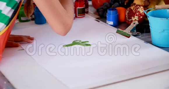 女学生画在画纸上的中间部分视频的预览图