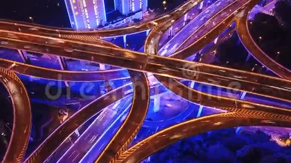上海夜间公路交通4k空中超移视频视频的预览图