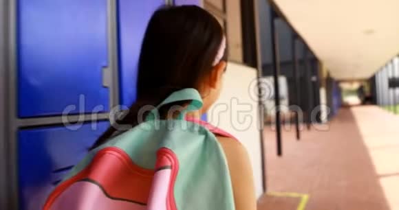 4k走廊背包行走的女学生的后景视频的预览图
