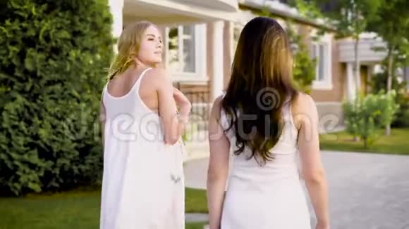 两个时髦的女孩在夏天沿街散步和聊天视频的预览图