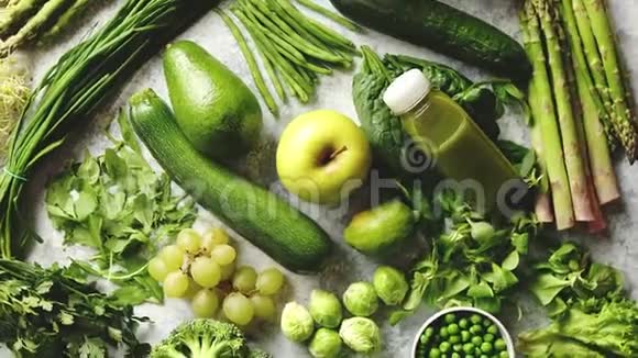 绿色抗氧化有机蔬菜水果和草药放置在灰色石头上视频的预览图