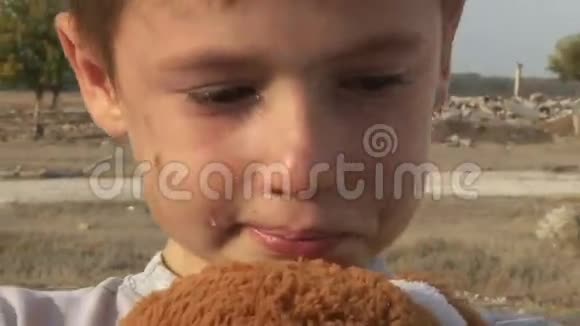 脏兮兮的小孤儿小男孩的特写镜头视频的预览图