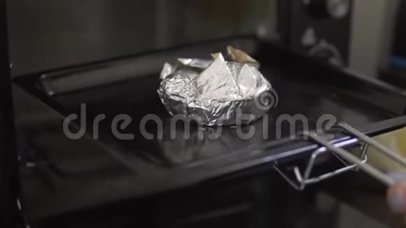 卡蒙伯特在烤箱中的烹饪过程慢动作特写视频的预览图