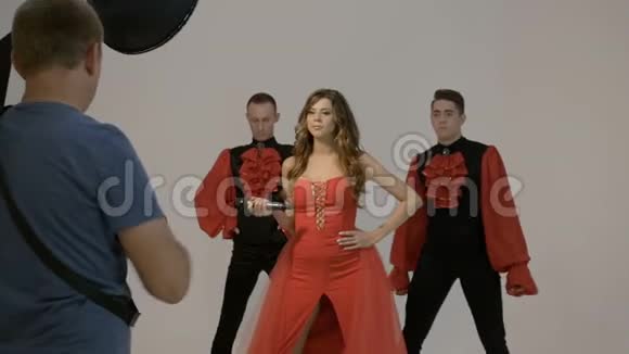 摄影师拍摄穿红色西装的艺术家视频的预览图