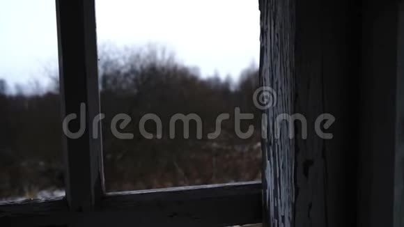 从废弃房屋的窗户看视频的预览图