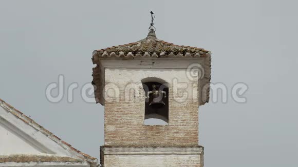 西班牙戴马洛斯的一座阿拉伯尖塔上建造的古式基督教教堂钟楼在阿拉伯尖塔上建造的古式教堂钟楼视频的预览图