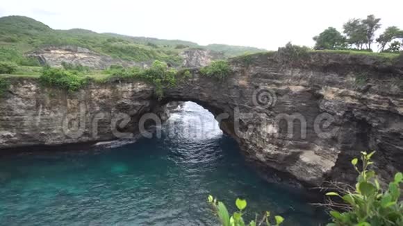 美丽的风景破碎的海滩位于努沙佩尼达岛印度尼西亚岩石悬崖的旅游景点视频的预览图