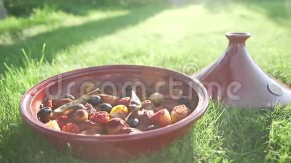 在阳光下烹饪的蔬菜菜在塔津烹饪辛辣的食物亚洲菜素食静物视频的预览图