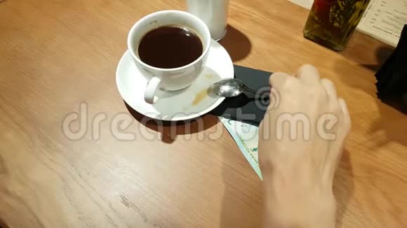 服务员从桌子上拿出一杯咖啡视频的预览图