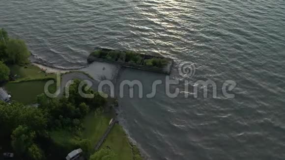 伊利湖海岸线的4k空中镜头视频的预览图