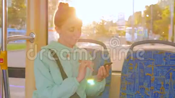 乘坐电车和使用智能手机的妇女视频的预览图