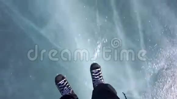 骑着溜冰鞋在结冰的湖面上滑冰视频的预览图