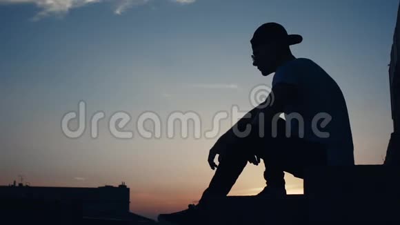 日落时分城市里一个男人的剪影视频的预览图