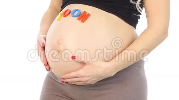 腹部立着一副孕妇的歪歪扭扭的形象很快就会出现在她的腹部上白色的特写的视频的预览图