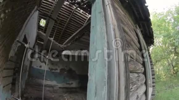 在乡村废弃的木屋的窗户里视频的预览图