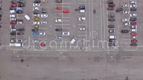 在停车场行驶的汽车的高空俯视图视频的预览图
