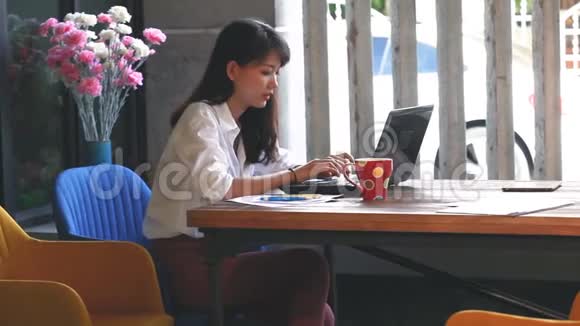 在家庭办公室工作的亚洲自由职业者视频的预览图