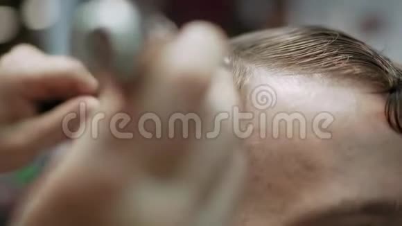 理发店理发头发是个男人理发店里的那个人与大师一起烧烤视频的预览图