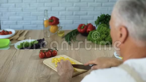 丈夫切菜爱看妻子夫妻做饭视频的预览图