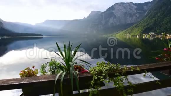 奥地利阿尔卑斯山湖泊附近的Hallstatt村教科文组织世界遗产视频的预览图