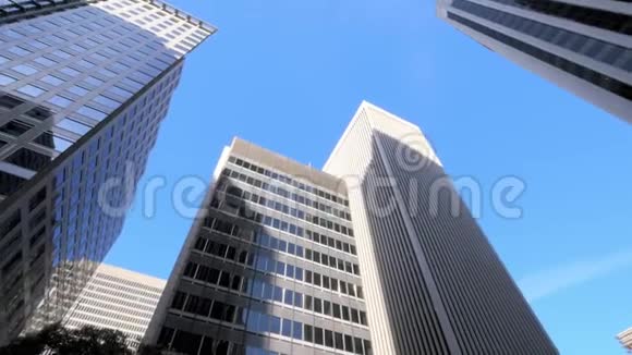 在旧金山市中心的一座建筑物的顶部视频的预览图