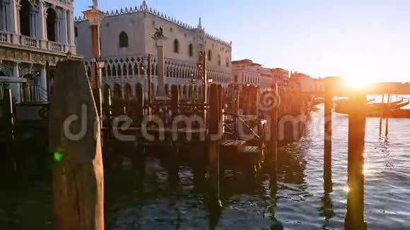 在日出的背景下感动了贡多拉斯意大利威尼斯视频的预览图