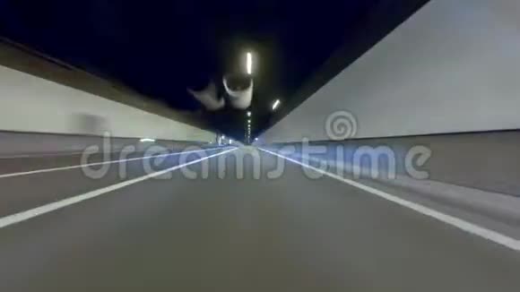 通过隧道快速行驶中心有优势车辆射击视频的预览图