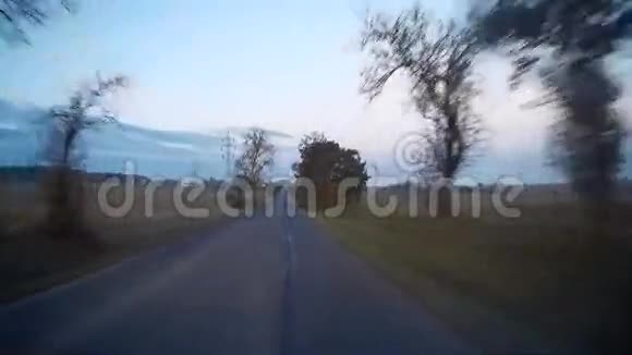 在农村公路上开车视频的预览图
