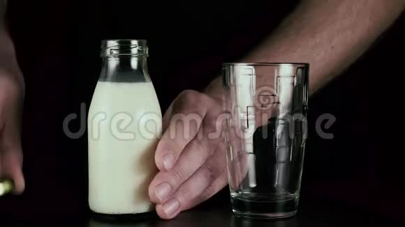 男人手把牛奶倒进杯子里视频的预览图