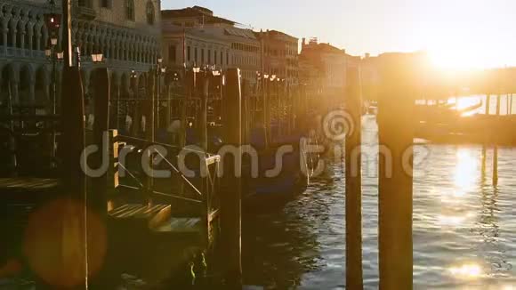 在日出的背景下感动了贡多拉斯意大利威尼斯视频的预览图