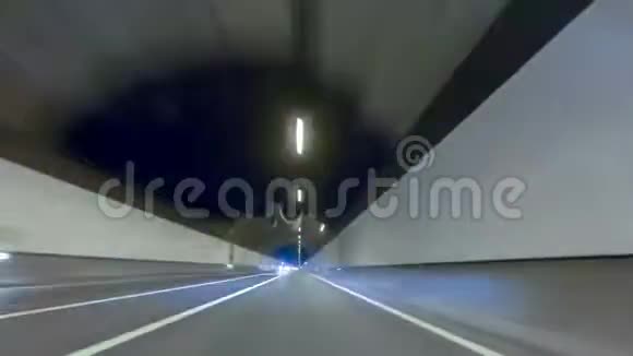 快速行驶在有优势的隧道旁车辆射击视频的预览图