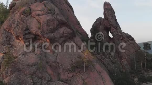 西伯利亚自然保护区斯托比岩顶红旗的鸟瞰图视频的预览图