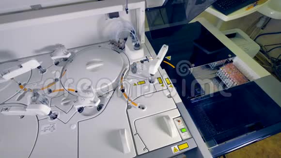 现代科学机器的全景在实验室工作视频的预览图