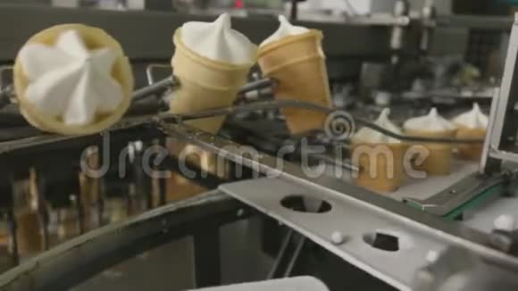 食品厂的冰淇淋生产线视频的预览图