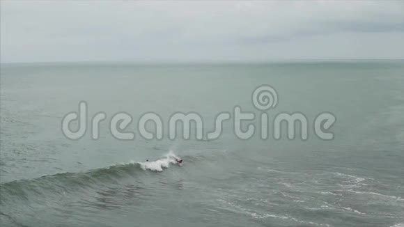 在完美的热带点休息时冲浪者乘坐蓝色海浪的鸟瞰图夏季极限运动视频的预览图