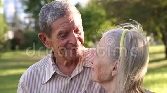 公园里快乐祖父母的肖像慢影视频的预览图