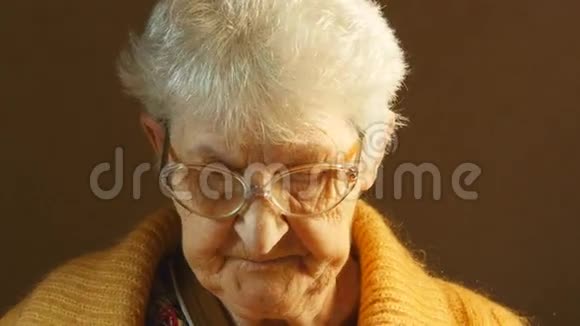 祖母读一本书视频的预览图