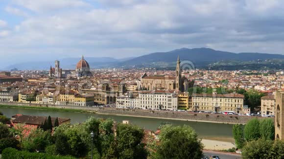 俯瞰阿尔诺河和佛罗伦萨视频的预览图