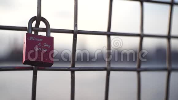 一把爱情锁挂在纽约城市景观的铁链栅栏上视频的预览图